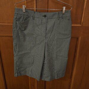 Anne Klein Women's Stretch Bermuda Shorts Size 8 Navy Blue and White Stripes